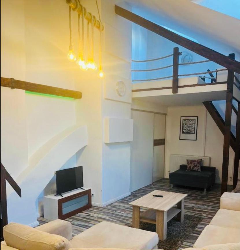 Jokai Apartman โคมาร์โน ภายนอก รูปภาพ